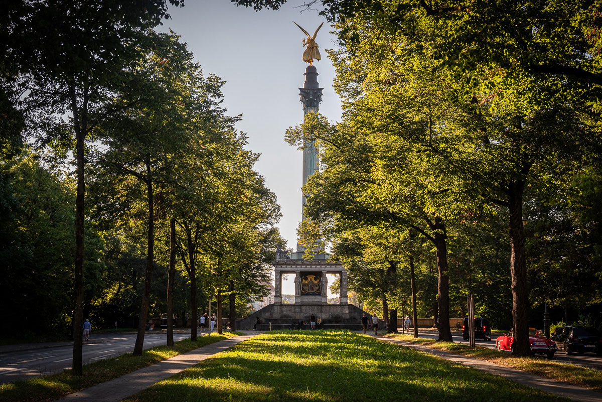 Bei Sonnenschein Blick auf den Friedensengel von hinten. #MeinBogenhausen, literarischer Spaziergang