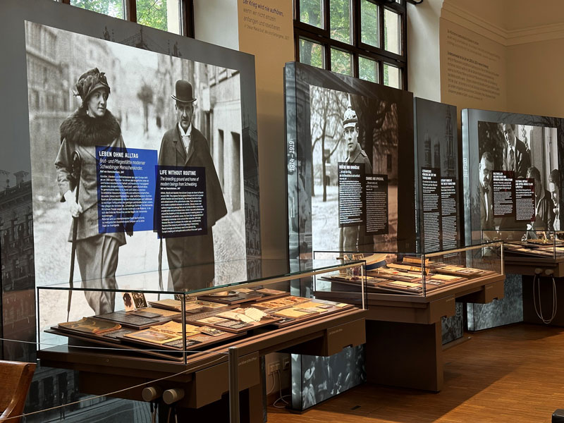 Blick in die Ausstellung «Literarisches München zur Zeit von Thomas Mann» der Monacensia im Hildebrandhaus.