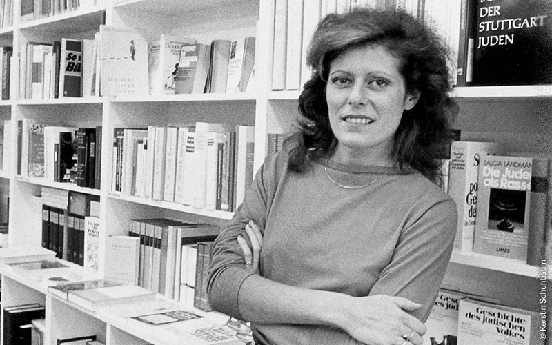 Rachel Salamander vor Bücherregalen in der Literaturhandlung in München. Visual für Literatur & Haltung. Rachel Salamanders Archiv. © Kerstin Schuhbaum