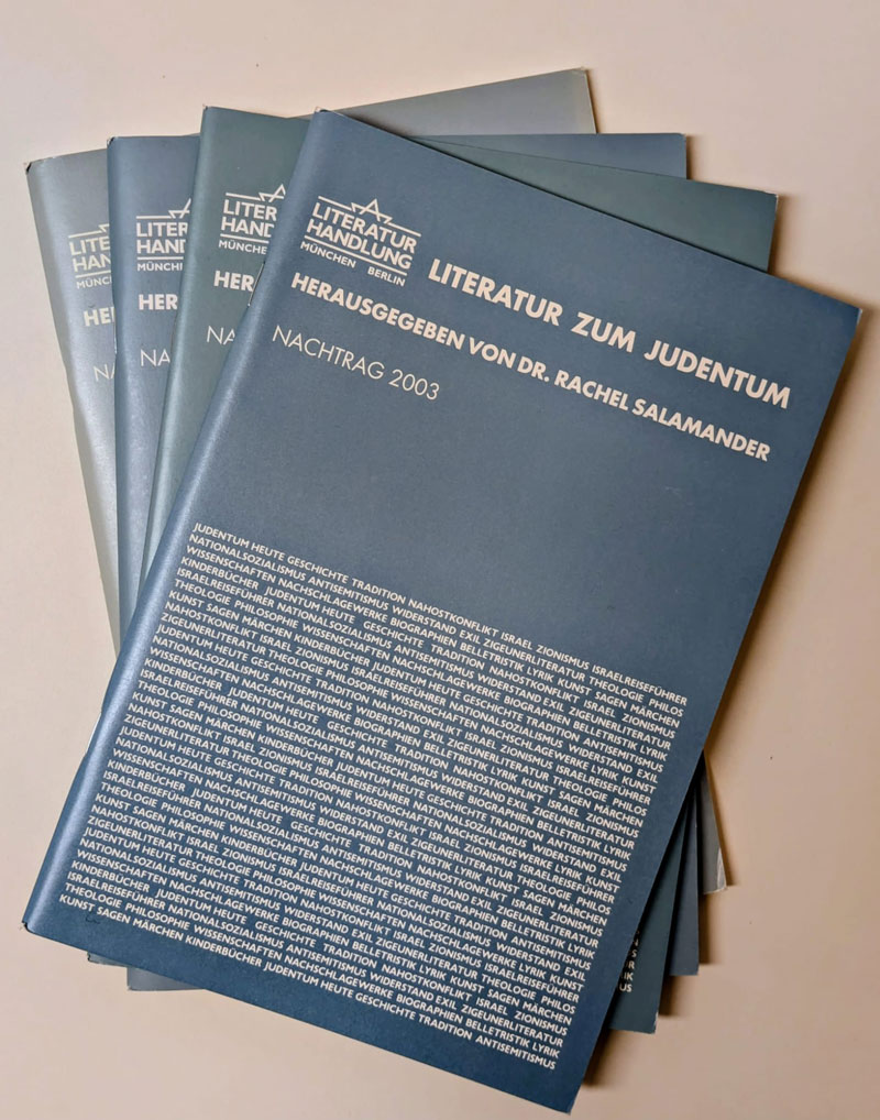 Vier Cover der blauen Kataloge «Literatur zum Judentum», herausgegeben von Rachel Salamander für die Literaturhandlung, München