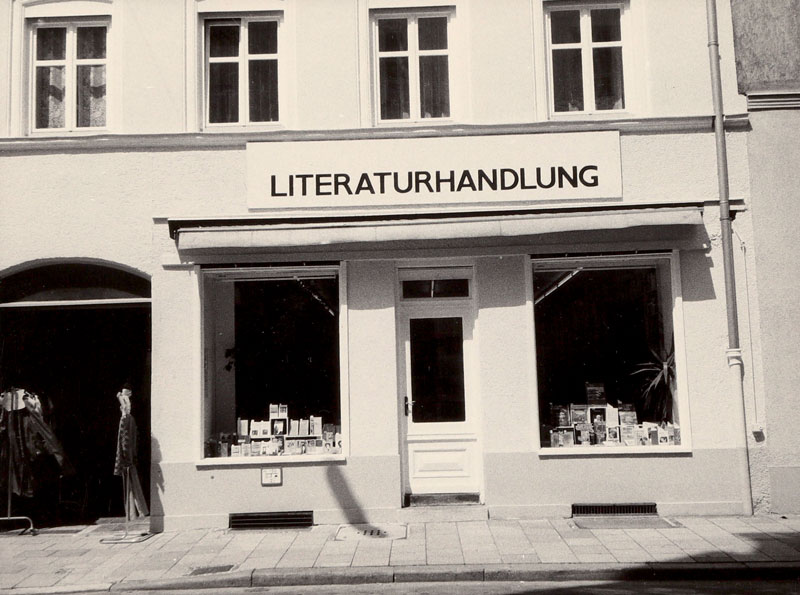 schwarz-weiß Aufnahme: Außenansicht der Literaturhandlung in München.