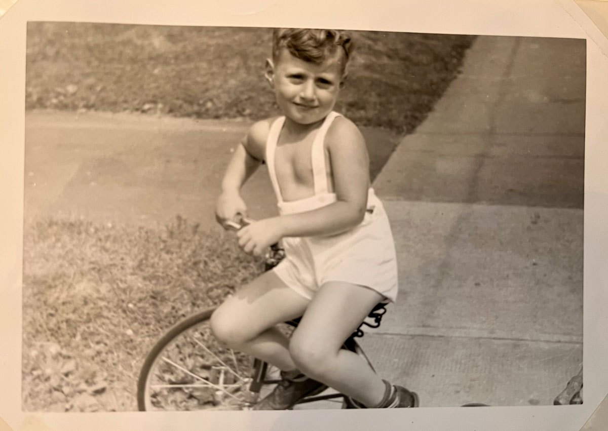 Marian Offman in kurzer Hose auf einem Radl als kleiner Junge in Halifax, Kanada
