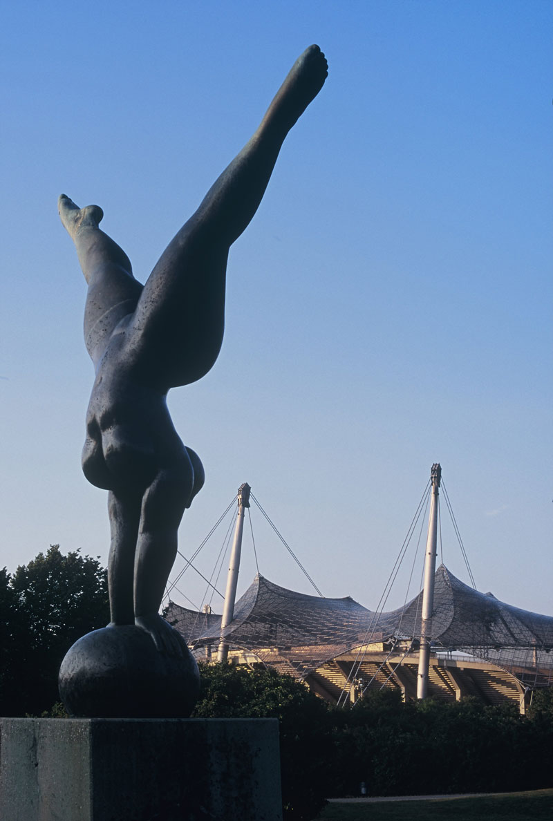 Skulptur, Kopfstandmachende Frau, "Olympia Tirumphans" von Martin Mayer im Olympiapark München