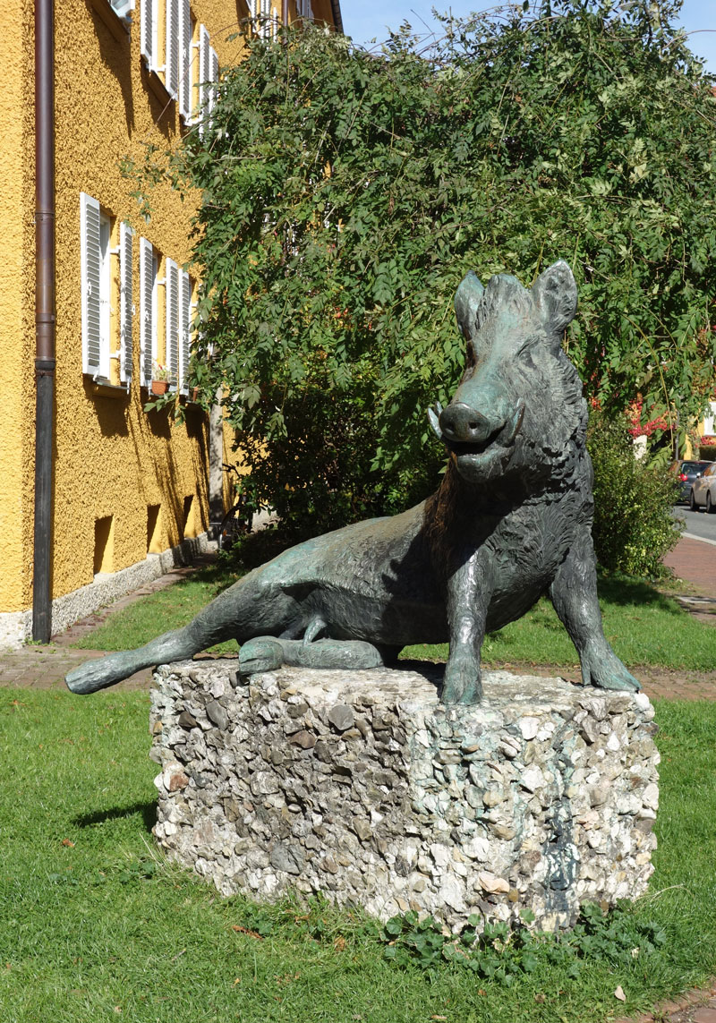 Bronzeskulptur "Sitzender Keiler" von Martin Mayer, Borstei, München