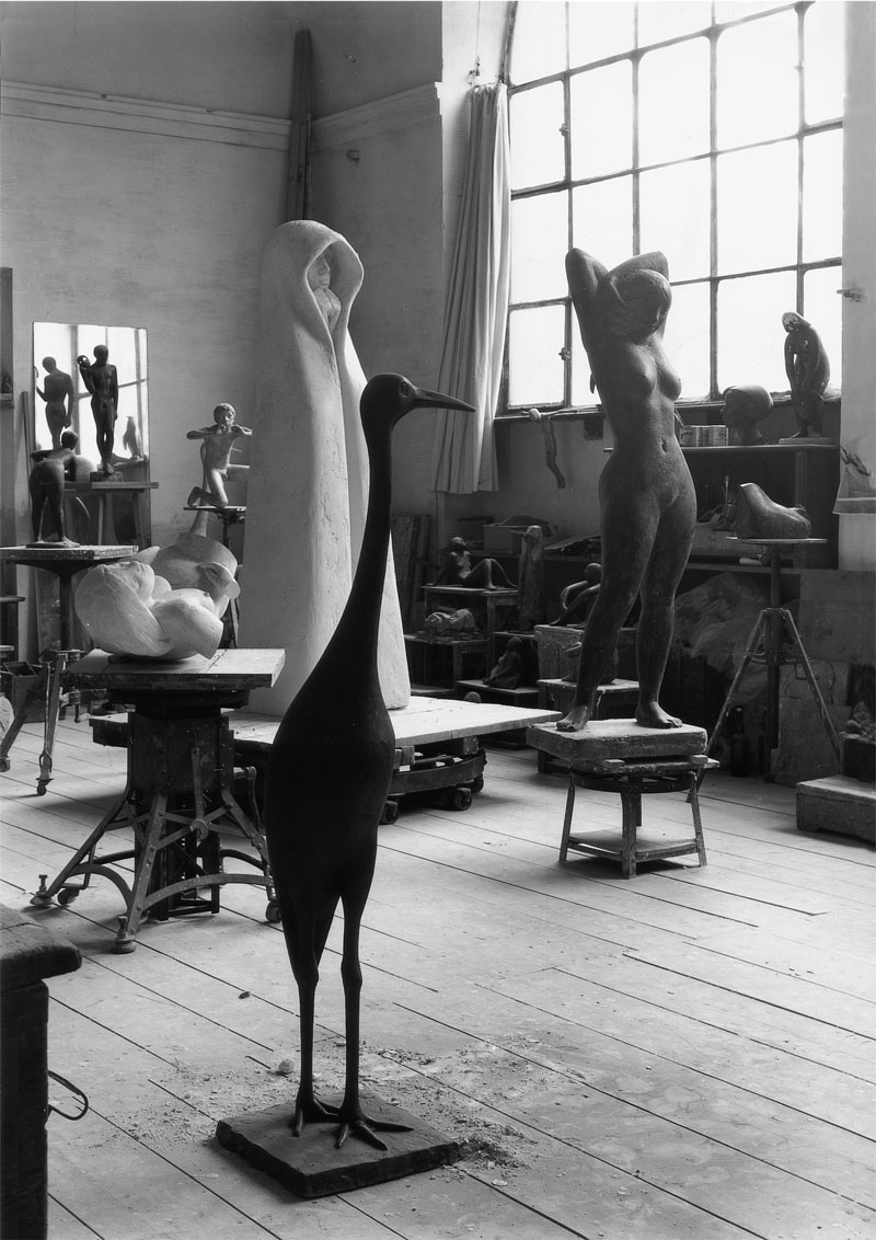 Atelier mit Skulpturen, Tiere, nackte Frauen, Köpfe. Martin Mayer im Hildebrandhaus
