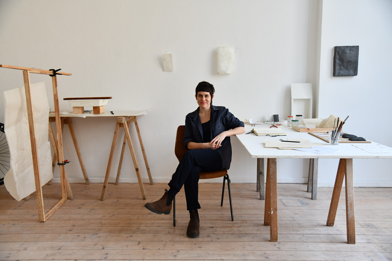 Porträt einer jungen Frau sitzend in einem Atelier: Miriam Salamander.