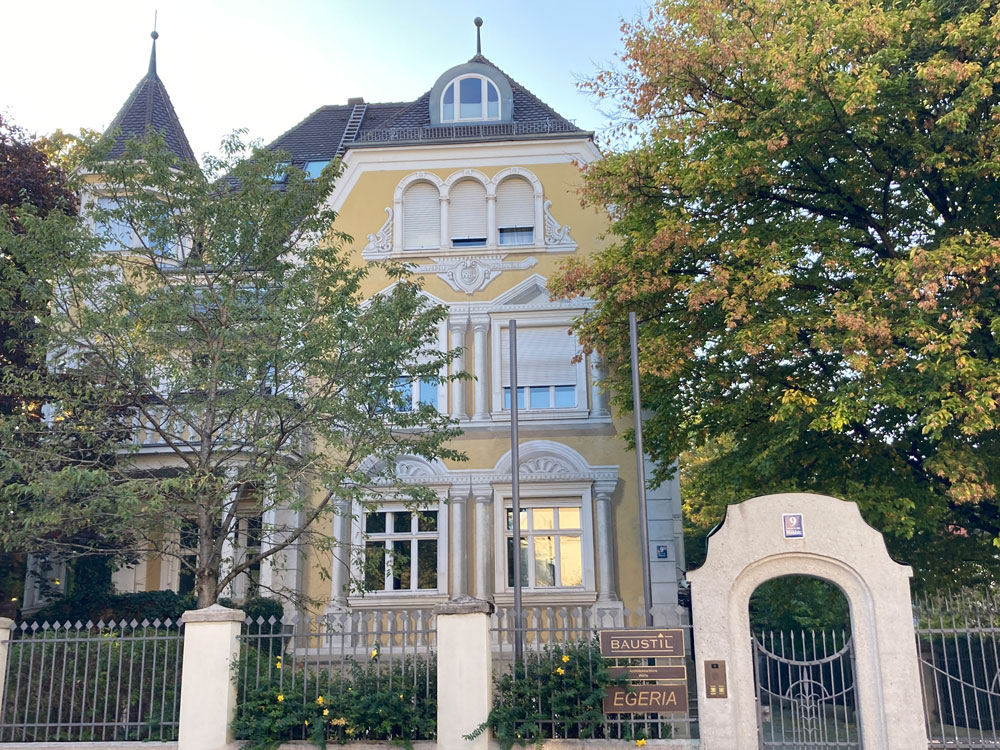 Historisches Gebäude in der Möhlstraße 9, aufgemalte Fassade auf gelben Grund