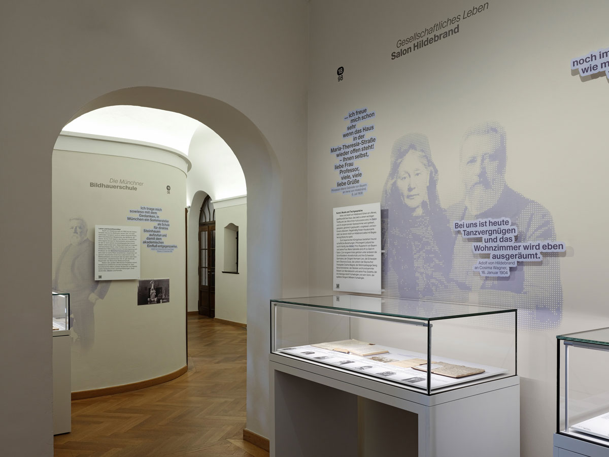 Blick in die Dauerausstellung «Maria Theresia 23» mit dem Salon Hildebrand, dem Ehepaar Hildebrand und Vitrine sowie die Münchner Bildhauerschule mit Adolf von Hildebrand. #GLAMInstaWalk, © Eva Jünger, Ausschnitt