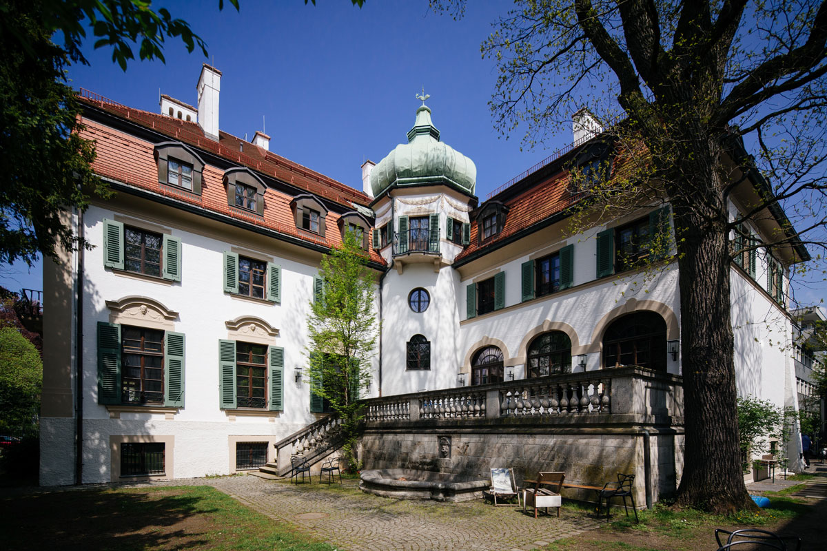 Monacensia im Hildebrandhaus mit historischer Terrasse.