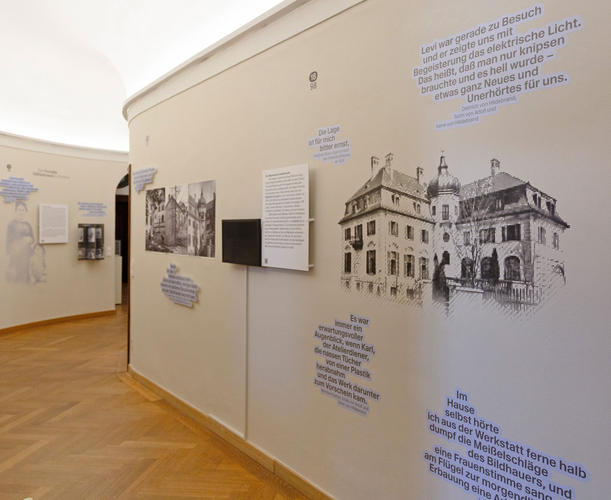 Blick in die Ausstellung «Maria Theresia 23» - Start der Ausstellung mit Gebäudeansichten und Zitaten. #GLAMInstaWalk