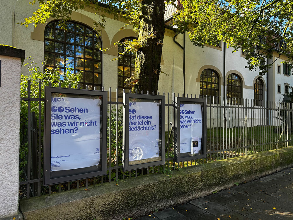 historische Villa mit Zaun und Plakaten mit Aufdruck "Sehen Sie was, was wir nicht sehen? - "Hat dieses viertel ein Gedächtnis?" #MeinBogenhausen