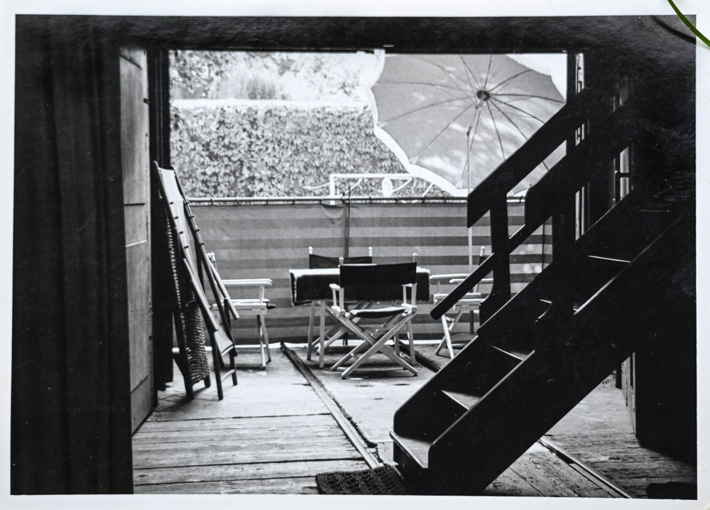 Blick auf Terrasse im Vordergrund Holztreppe im Forum Atelier des Hildebrandhauses