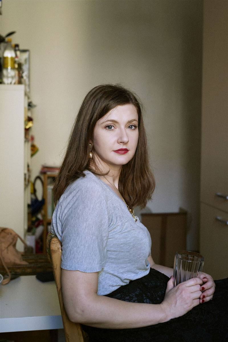 Porträt einer sitzenden Frau im 3/4-Profil, Glas in der Hand, Blick in die Kamera: Olga Grjasnowa. Junge jüdische Literatur