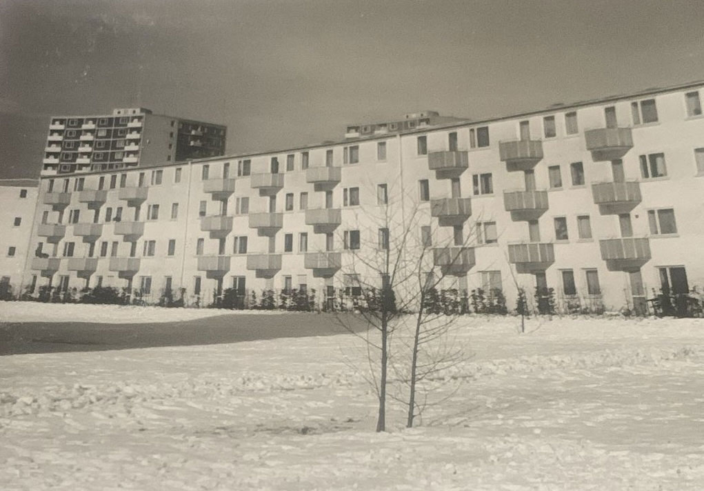 Schwarz-weiß-Fotografie von Wohnsiedlung in der Parkstadt Bogenhausen von Brigitte Riebe zu #MeinBogenhausen