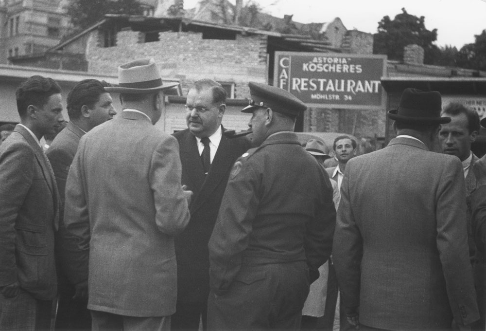 Männer stehen vor dem koscheren Restaurant Astoria in der Möhlstraße 34.