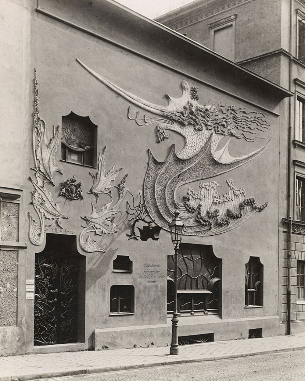 Außenfassade um 1900 vom Hofatelier Elvira mit stuckiertem Drachen