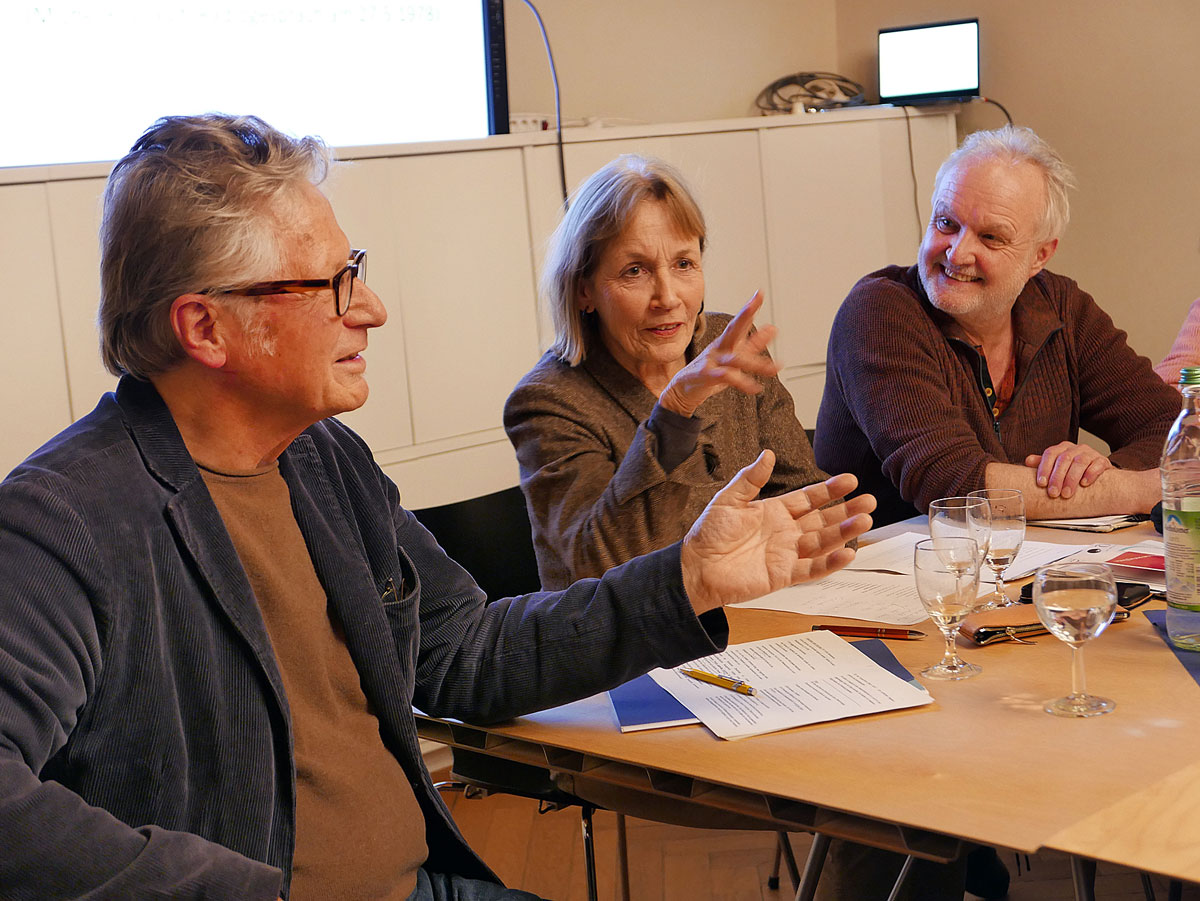 Eberhard Falcke, Dagmar Leupold und Norbert Niemann angeregt im Gespräch miteinander im Poetik Salon.