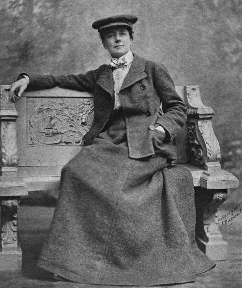 Ethel Smyth sitzend auf einer Bank, um 1903