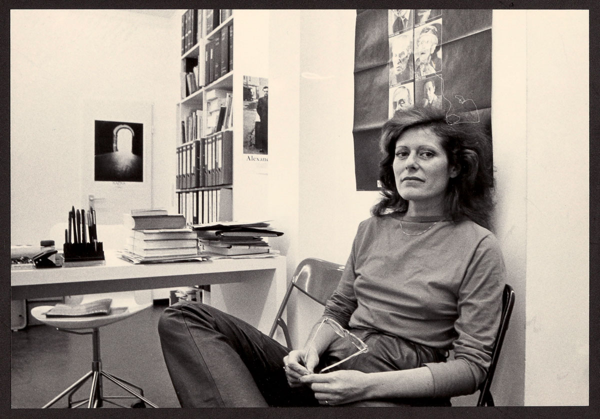 Rachel Salamander auf Stuhl sitzend in der Literaturhandlung mit Brille in der Hand.