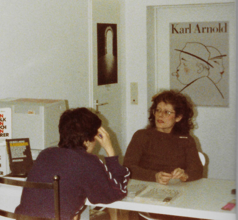 Rachel Salamander sitzt mit Anat Feinberg in der Literaturhandlung in München. Hebräische Literatur in Deutschland