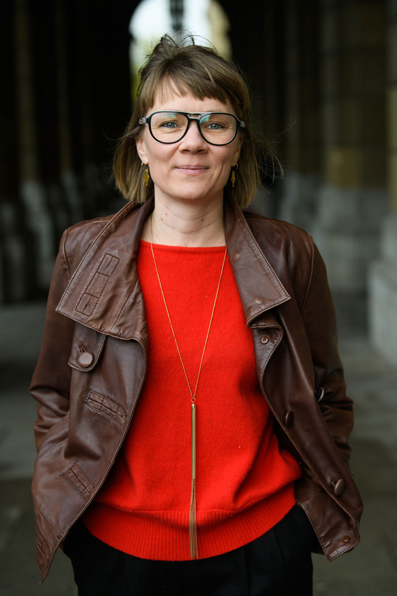 Raphaela Bardutzky stehend mit rotem Pullover und brauner Ledejacke