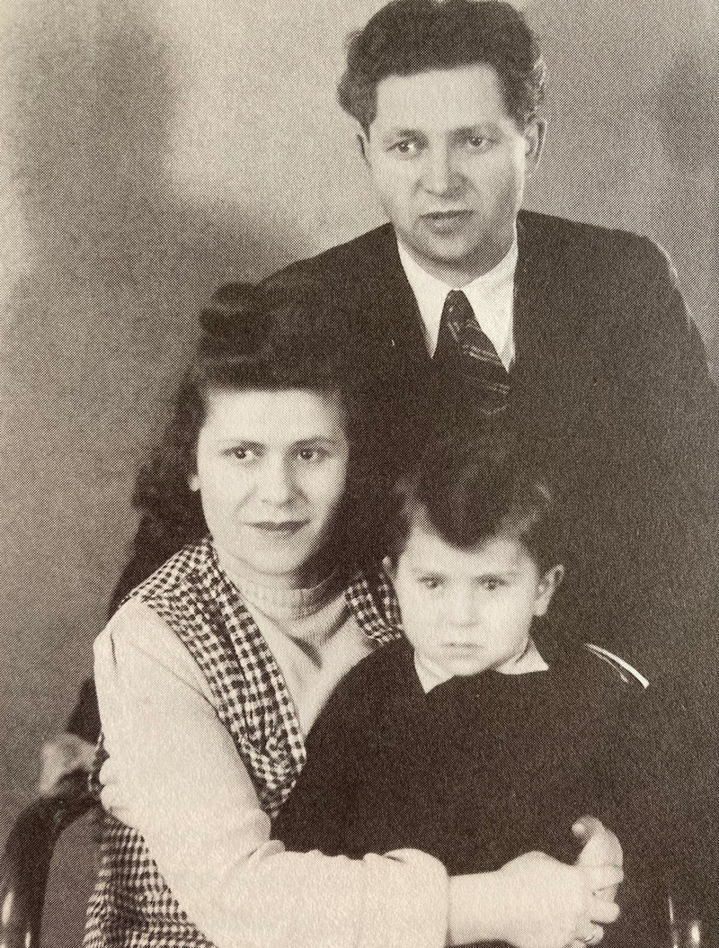 Die Eltern von Roman Haller. Ida Haller hat Roman Haller als Kleinkind auf dem Schoß, dahinter steht der Vater Lazar Haller.