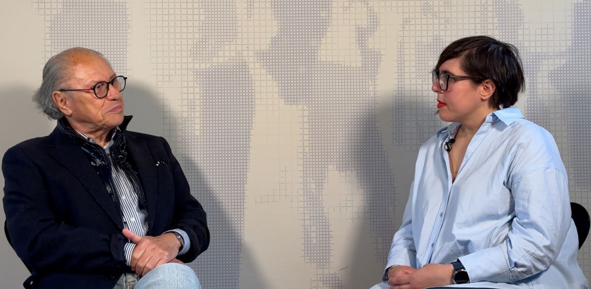 Roman Haller und Lilly Maier einander zugewandt im Gespräch