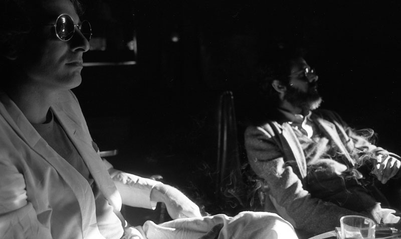 zwei Männer sitzende nach rechts blickend: Herbert Achternbusch und Sohrab Shahid Saless, 1979. © Bert Schmidt: Sohrab Shahid Saless – Film im Kopf, München 2023.