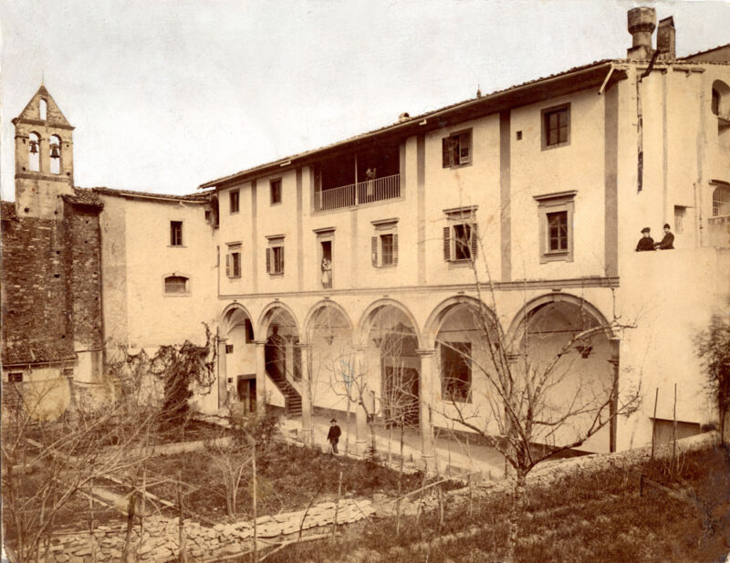 Rückseite von San Francesco di Paola, um 1878. Die Person in der Mitte der Loggia ist vermutlich Hildebrands selbst, rechts im Bild auf dem Balkon Irene Hildebrand.