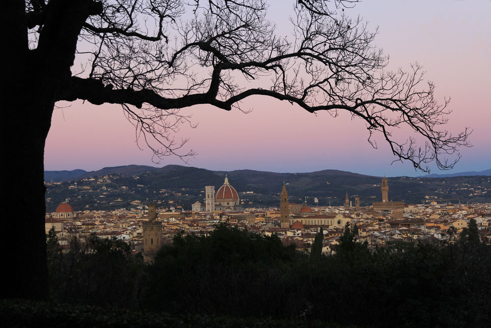 Blick auf Florenz bei Dämmerung vom Paretaio, San Francesco di Paola