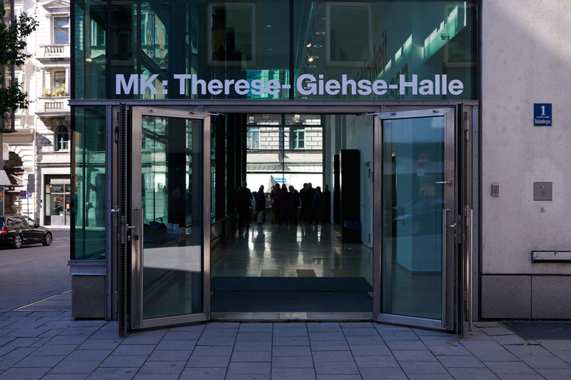 Blick auf den Eingang der Therese-Giehse-Halle der Münchner Kammerspiele