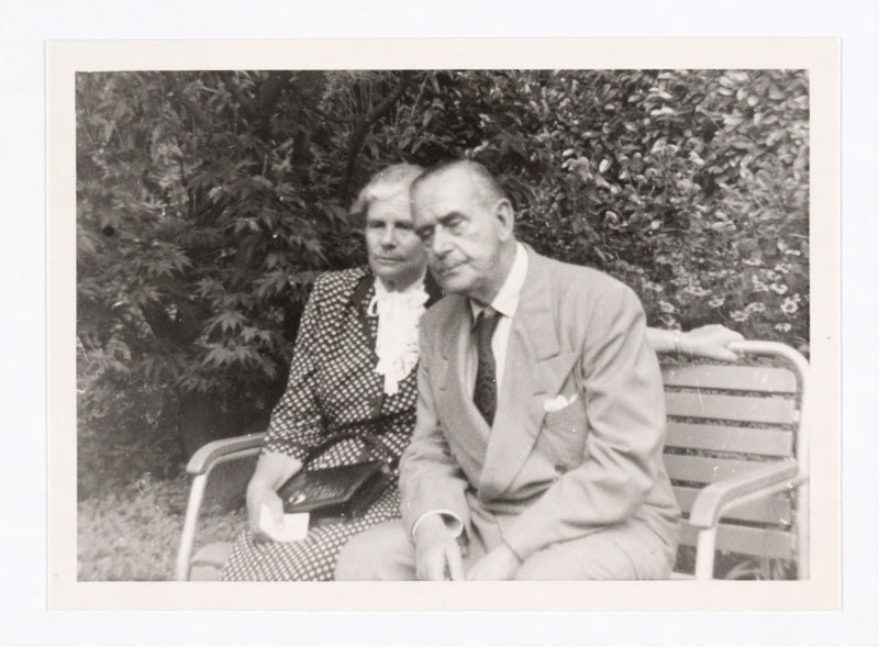 Ein älteres Paar auf Bank sitzend, Mann wirkt müde: Thomas Mann mit Frau Katia, 1950.