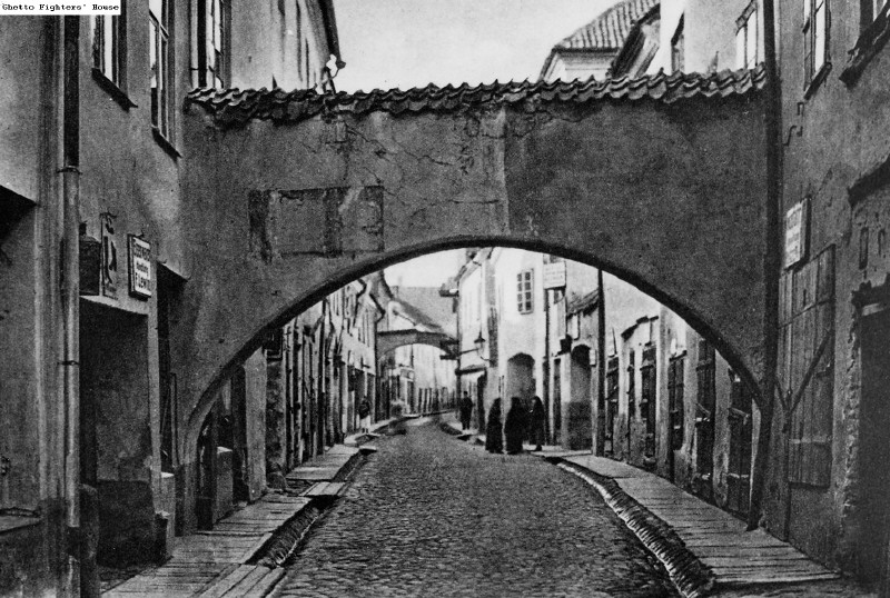 Gasse mit Häuserbrücke: Ulica Jatkowa, Fleischergasse im ehemaligen jüdischen Viertel in Vilnius.