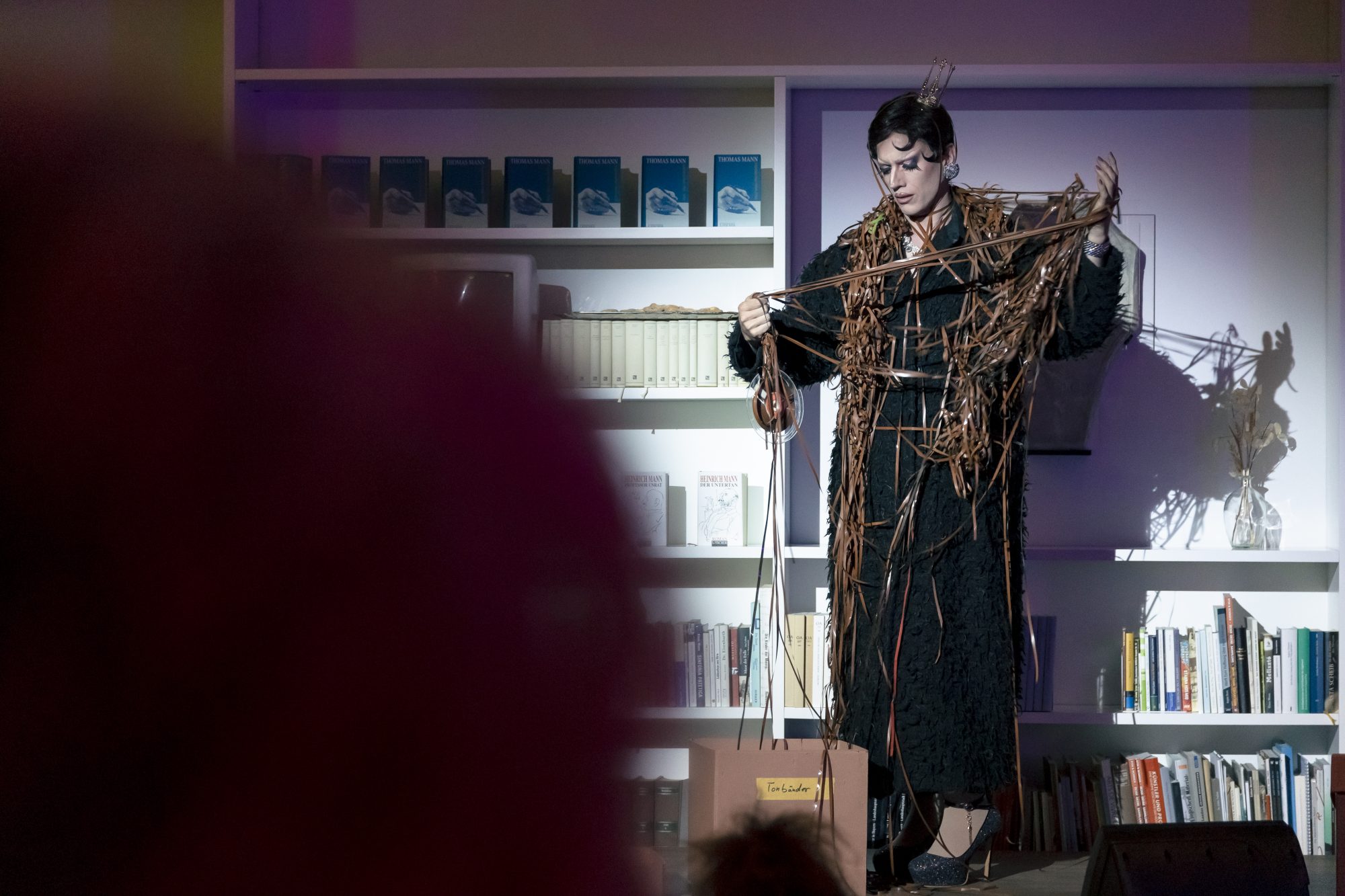 Vicky Voyage im schwarzen Pelzmantel eingewickelt in Tonbänder