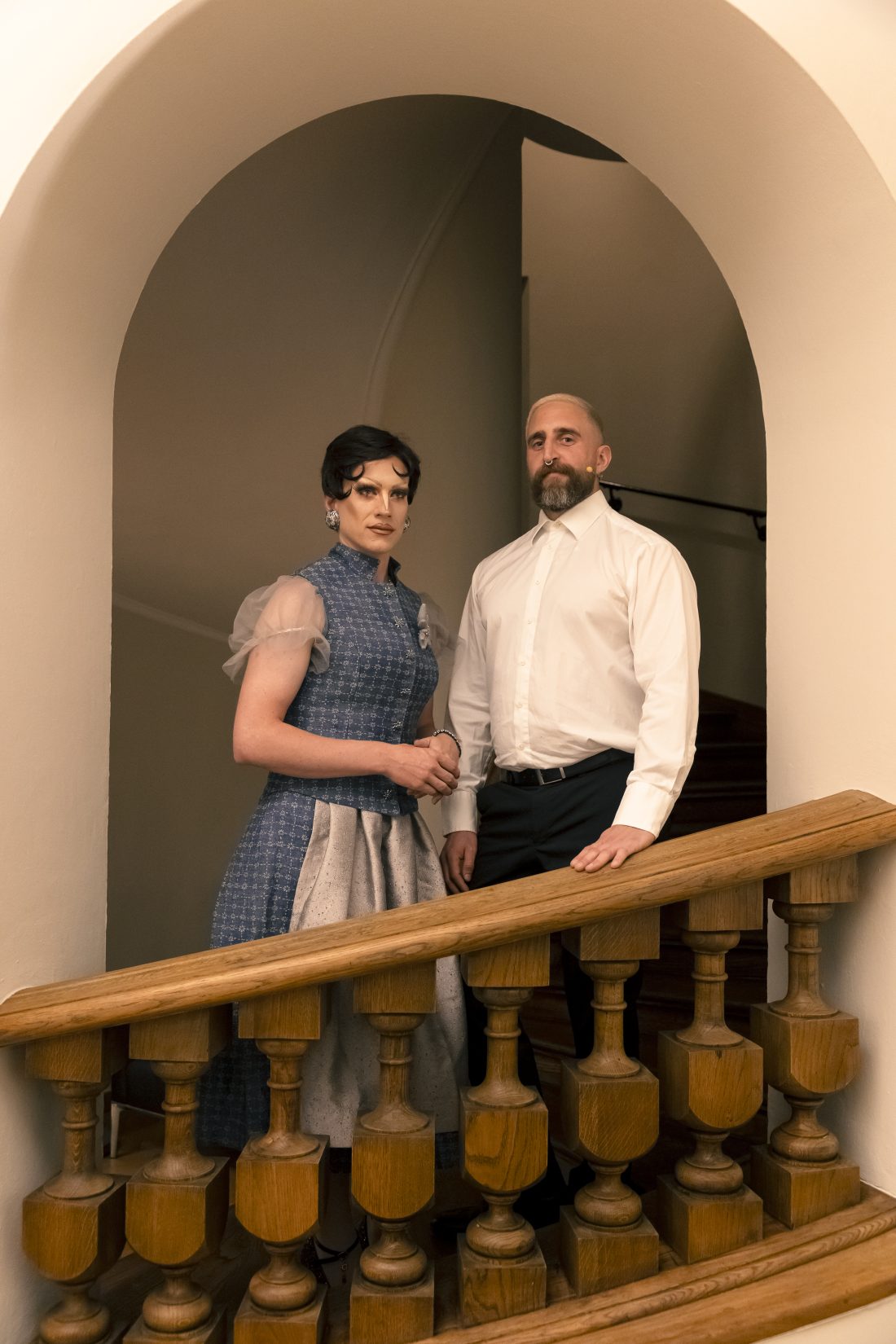 Gestelltes Familienbild: Vicky Voyage und Jan Geiger mit ernsten Gesichtern