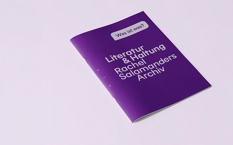 Lila Booklet auf fliederfarbenen Grund. Beschriftet: Was ist was? Literatur & Haltung. Rachel Salamanders Archiv.