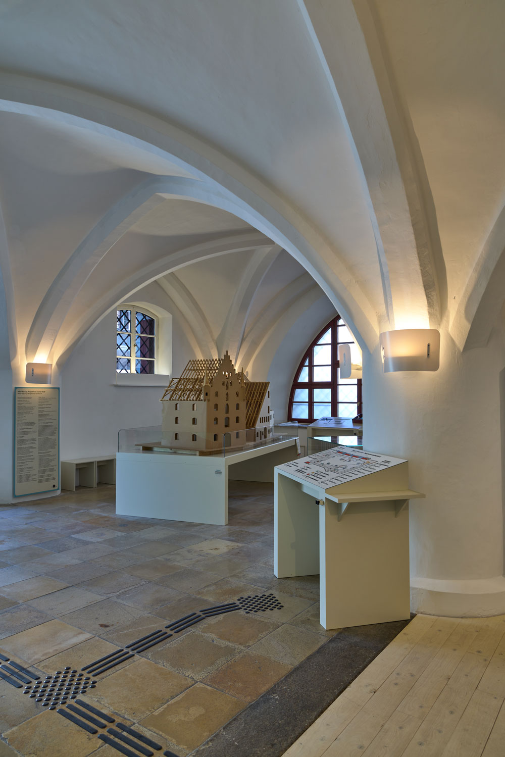 Blick ins Alte Zeughaus in die Ausstellung What the City mit dem Modell des Münchner Stadtmuseums.
