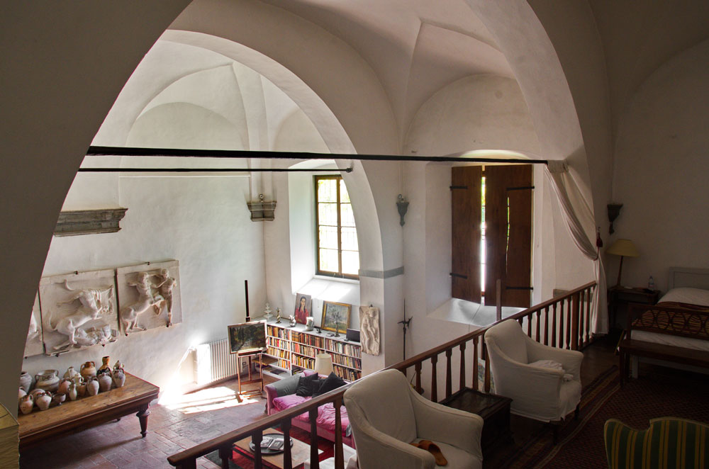 Blick auf großen Wohnraum mit Büchern und Relief an Wand. San Francesco di Paola