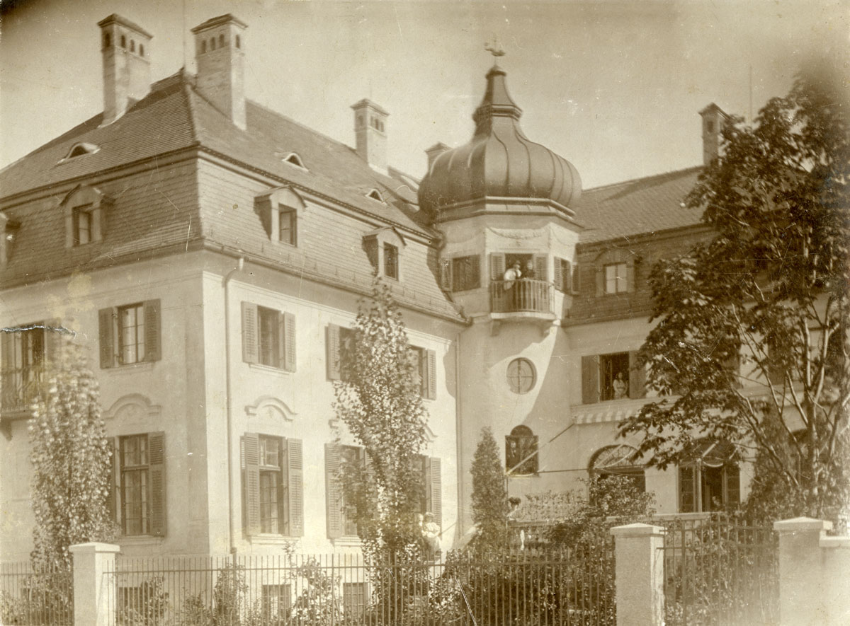 historische Fotografie mit Adolf und Irene von Hildebrand auf dem Balkon vom Turmzimmer des Hildebrandhaus