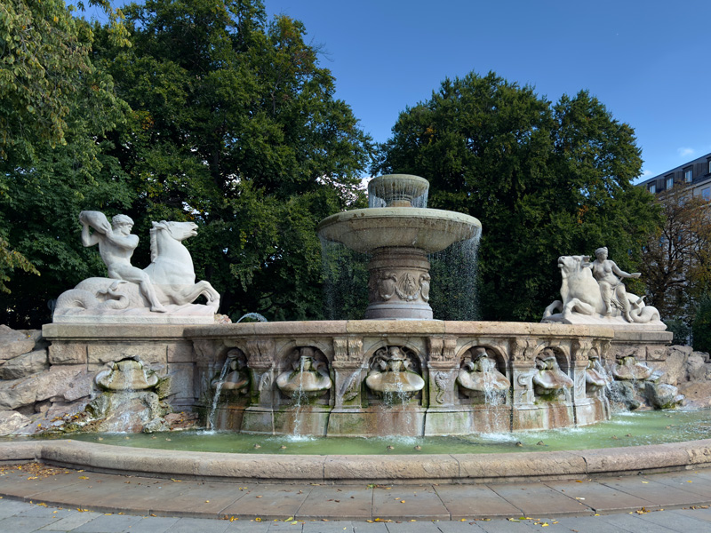 Brunnenanlage mit zwei Figuren auf Tieren: Wittelsbacher Brunnen in München von Adolf von Hildebrand