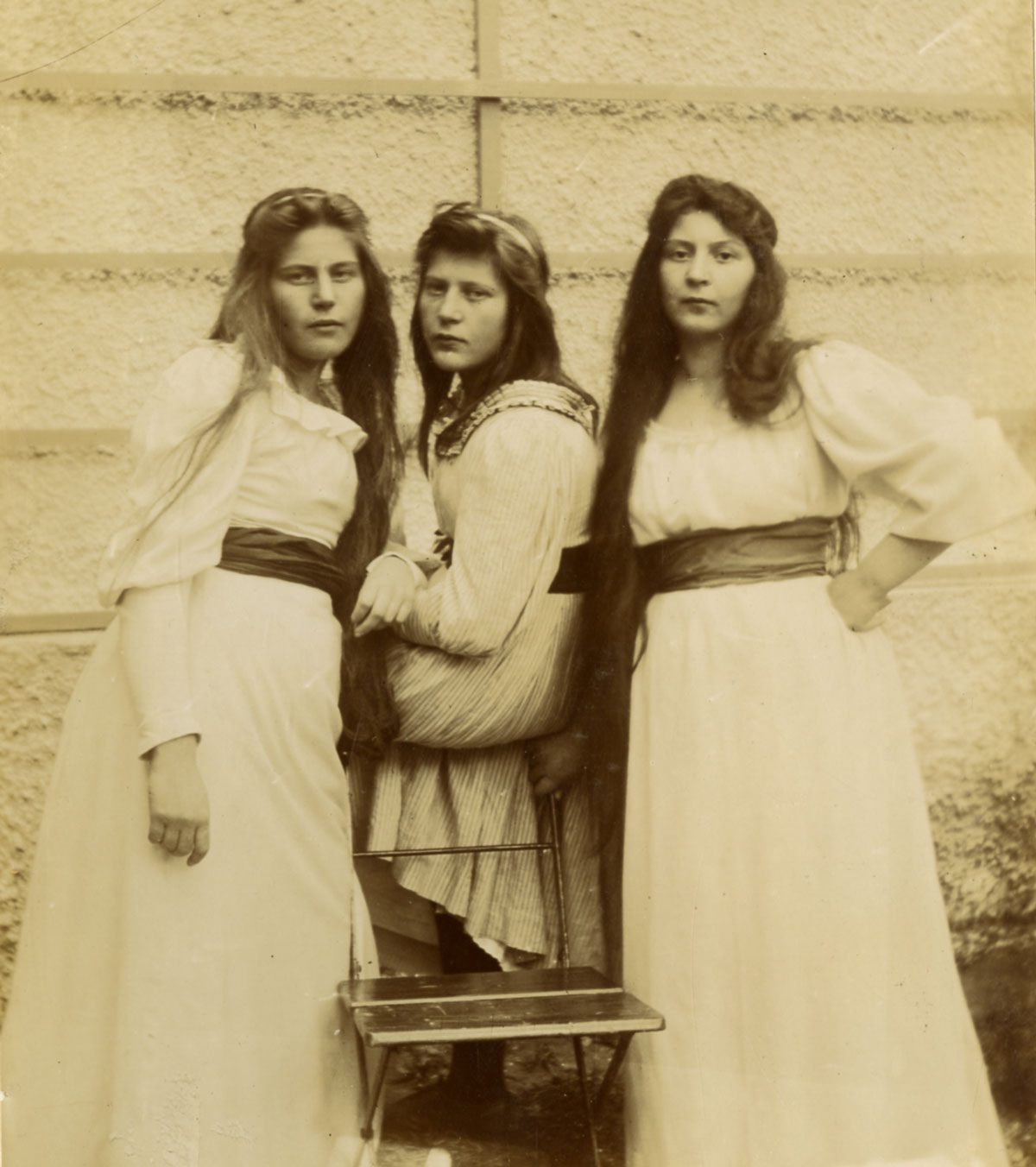 drei Töchter von Adolf von Hildebrand: Elisabeth, Eva und Irene. in langen Kleidern.