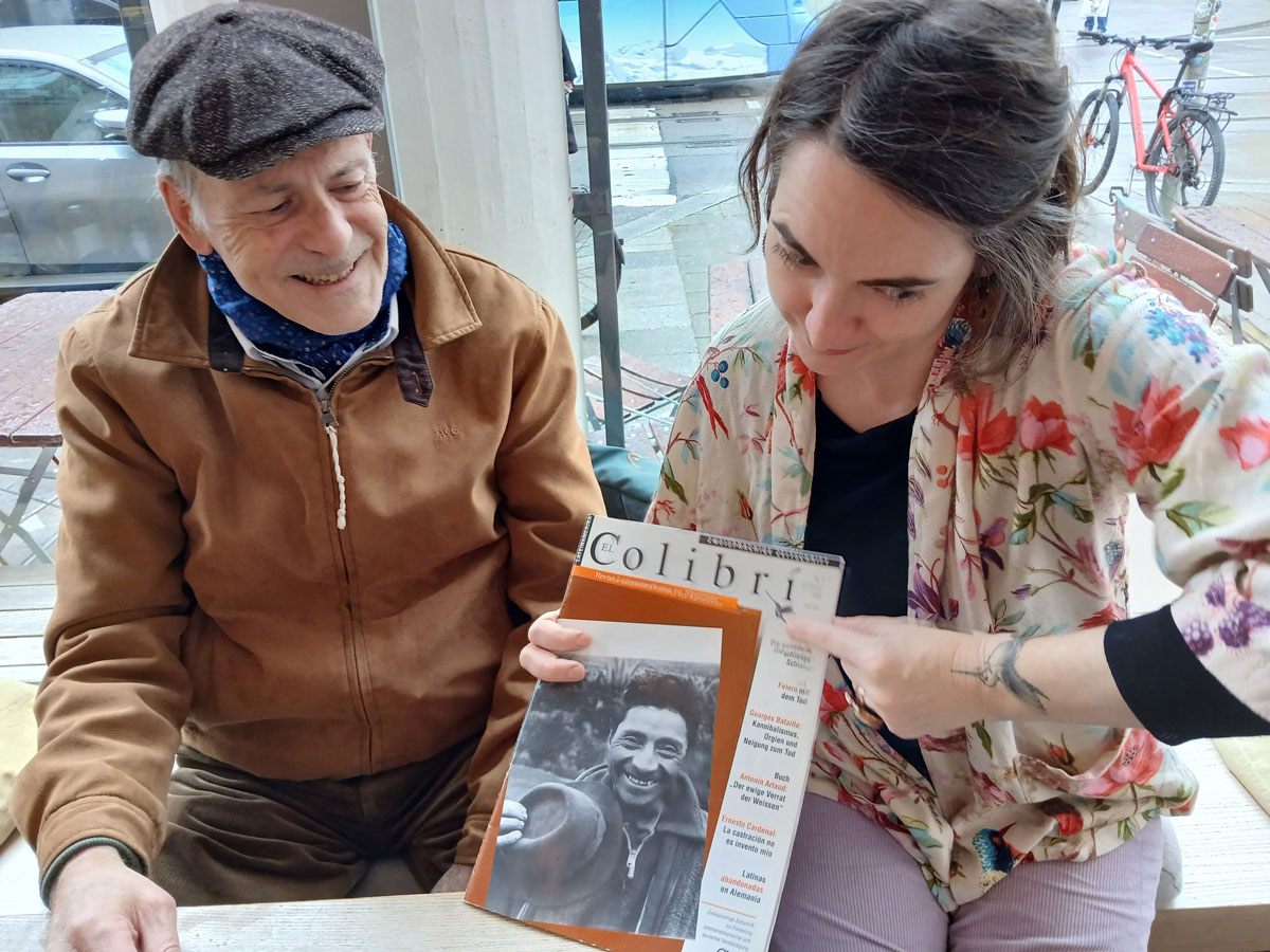 Mann und frau sitzend. Antonio Cruz - ALAM Autor - und Sara Gómez, die die Zeitschrift Colibri hält