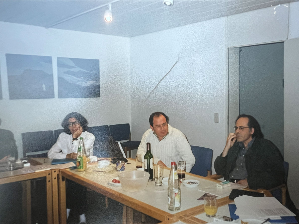 drei Autorinnen von ALAM an einem Schreibtisch. Hernán Quintana Díaz & Antonio Cruz: ALAM-Autor*innen in München.