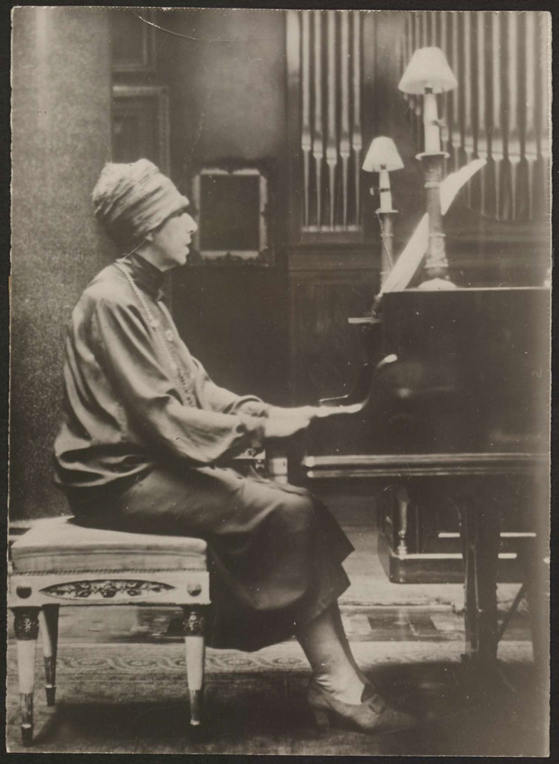 Annette Kolb mit Hut, spielt Klavier, 1930. #LiterarischeErkundungen