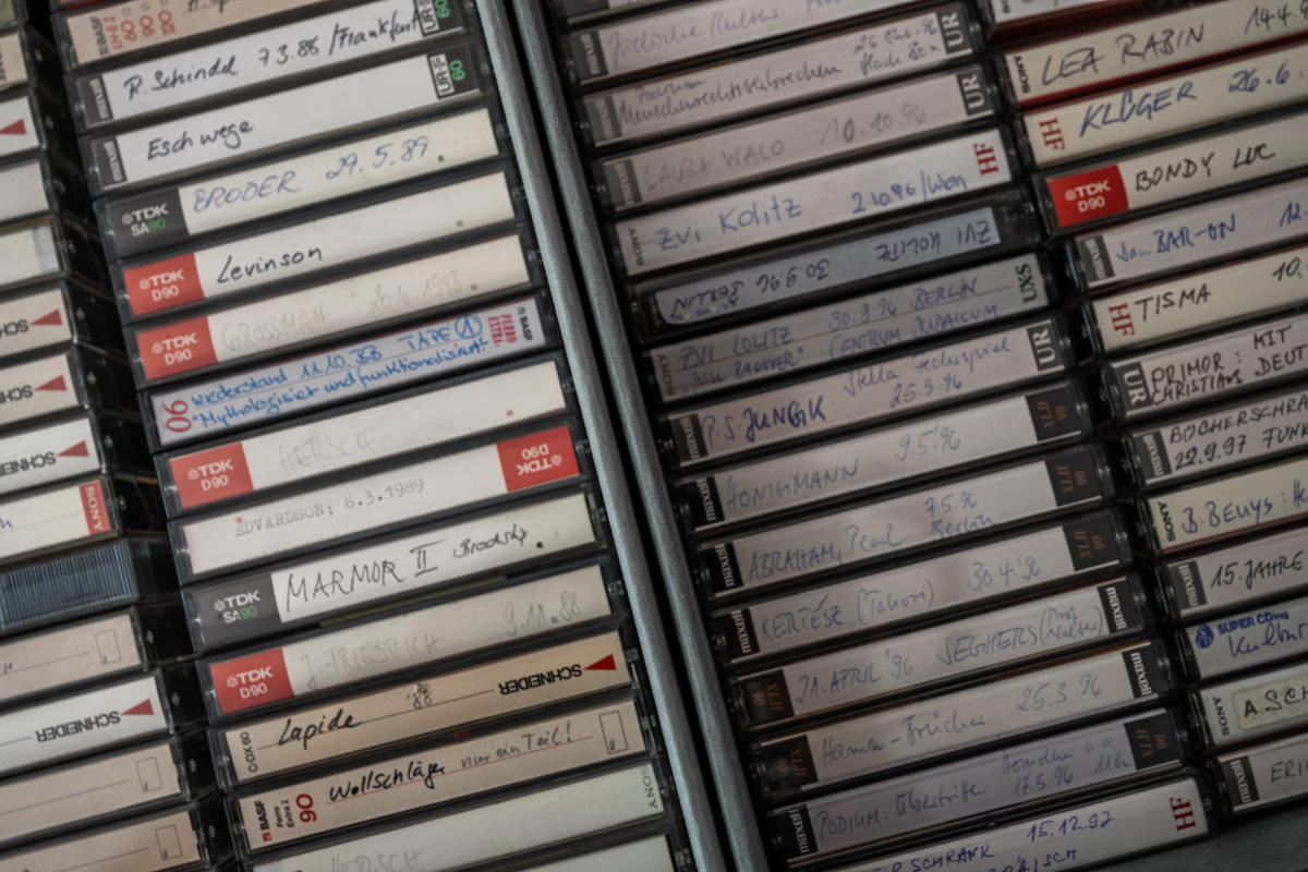 Box mit beschrifteten Audiokassetten aus dem Archiv Salamander.