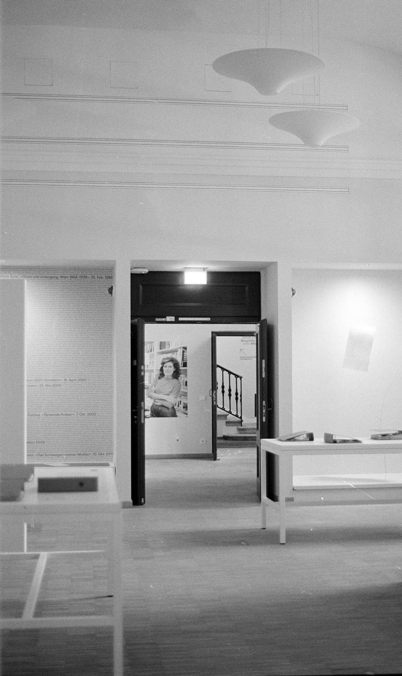 schwarz-weiß-Aufnahme: Blick in die Ausstellung "Literatur & Haltung. Rachel Salamanders Archiv".