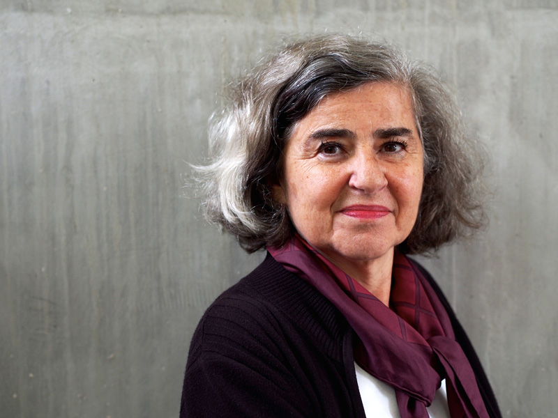 Porträt einer Frau, die in die Kamera blickt: Barbara Honigmann.