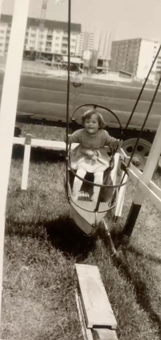 Mädchen in Schiffschaukel in den 1950er Jahren. Brigitte Riebe. #MeinBogenhausen in der Kindheit