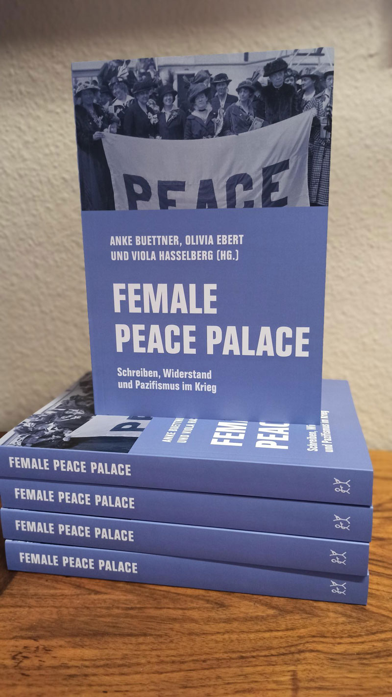 Bücherstapel Female Peace Palace