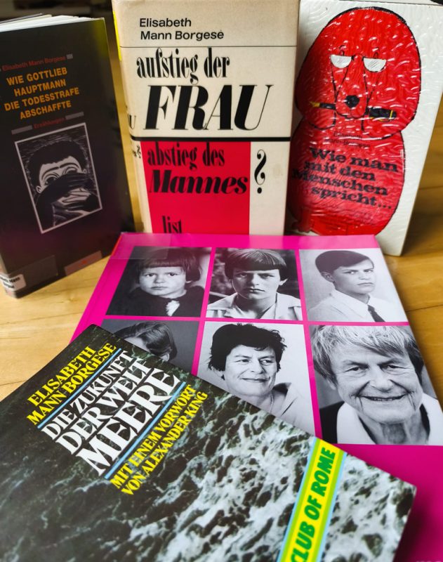Sammlung von Büchern zu und von Elisabeth Mann-Borgese